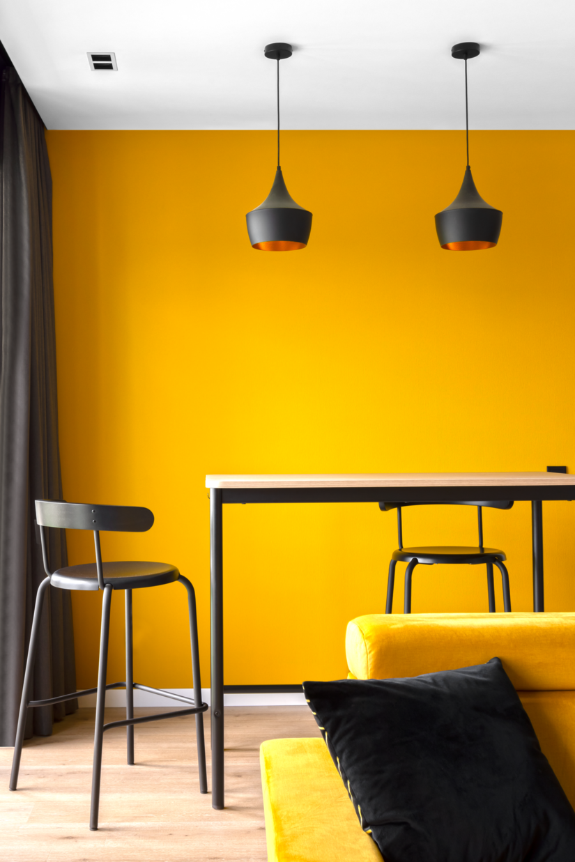 Honey yellow accent with Sensocryl: Pat Remont Bud used the matt pure acrylic dispersion to create a visual contrast to the exposed concrete accents and black walls.