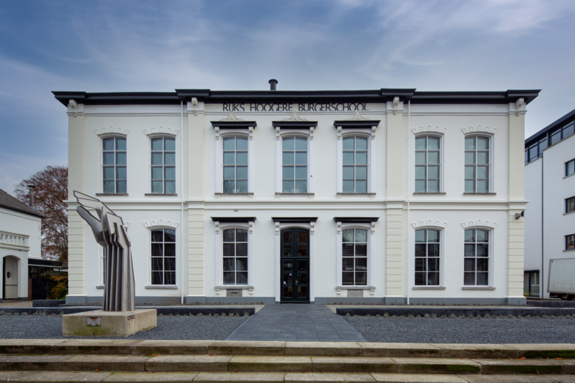 A stylish surface finish was created with Evocryl. Specialist tradesman Robertino Leusink recoated the facade of the former school in white and a dark yellow tone. The result: a stylish building shell in the middle of Winterswijk.&nbsp;