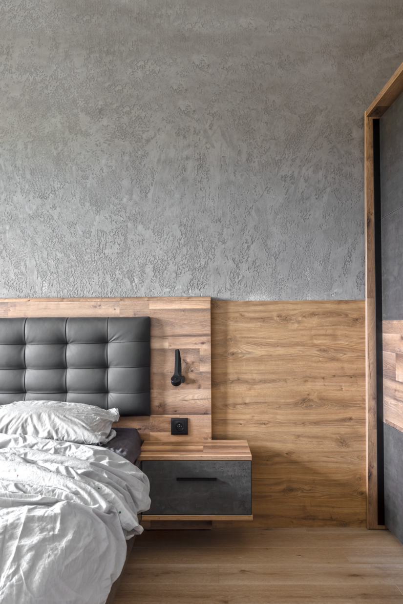 A real eye-catcher in the bedroom too: the exposed concrete look, here in light gray, transforms the room into a feel-good area. To protect the coating from moisture, the team of specialist treated the surface with Creativ Hydro Impregnating Agent.