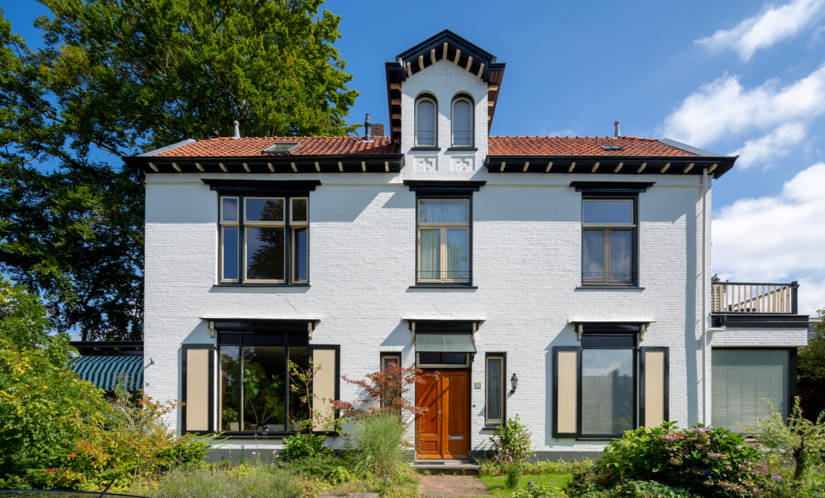 Flat facing bricks or wooden components: In line with the local requirements, Gert Gerritsen worked with Brillux to develop the right product concept for the 1906 villa in Velp.