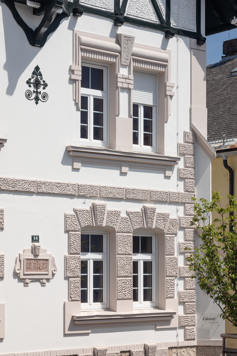 Perfect preparation for the facade finish: The MALmir team first painted the surfaces with Silicate Brush-On Filler. This has a crack-filling effect and gives the surfaces texture for greater adhesion.