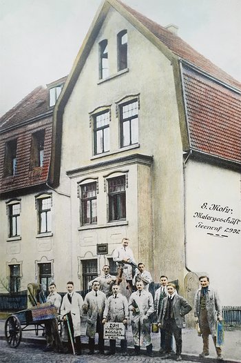 <p>Employees at the one-year anniversary, before operations were first established in Bülowstraße 27.</p>