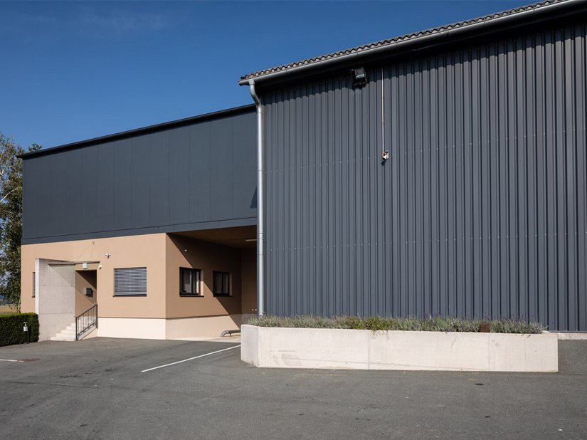 The company's desired color shades for the roughly 1,000 square meters were anthracite and gray beige