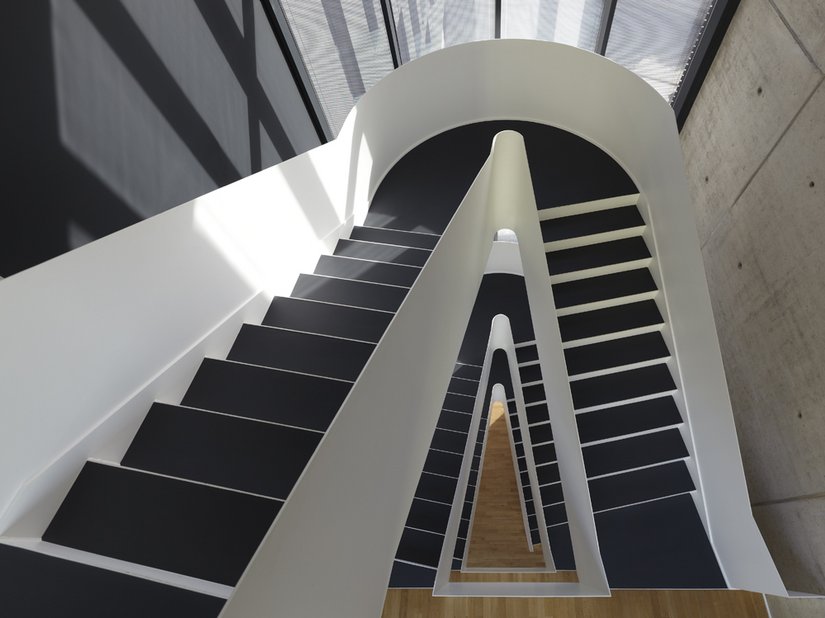 The white coat gives the stairs a sense of effortlessness, the anthracite colored treads create the necessary depth and convey steady footing.