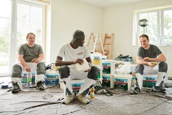 <p>Together, things taste better: The painting team Kristian Netzlaff, El-Hadi Adam Ali and Thorsten Ausmeier (from left to right) share their lunch breaks</p>