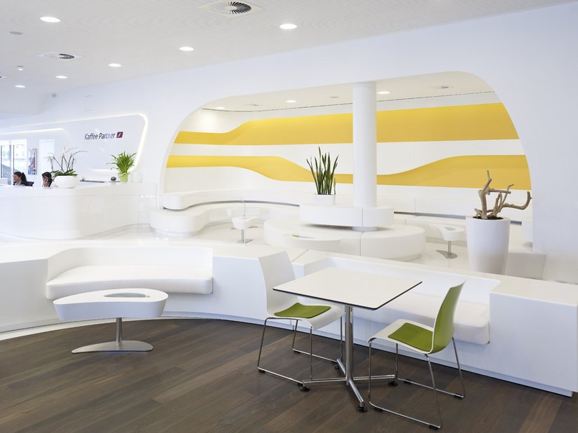 Niches, seating areas, furniture – everything follows a dynamic design language.
