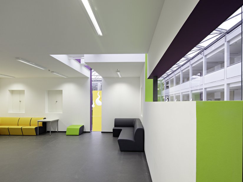 The brightly accentuated common rooms and classrooms set them apart clearly from the conventional.