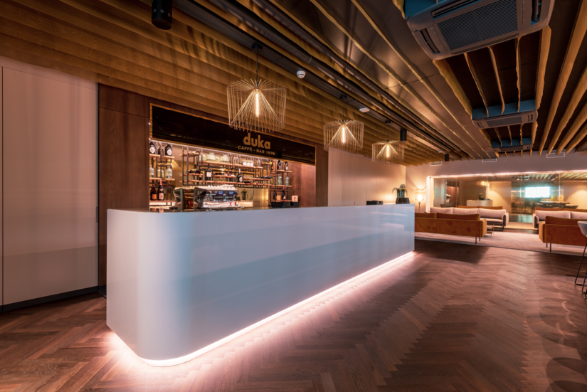 The silk-gloss ceiling coating based on Sedagloss creates an elegant and stylish atmosphere in the visitor bar. The interplay with the golden accents creates an overall harmonious surface appearance.