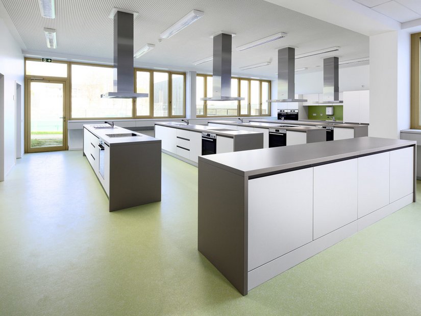 The teaching kitchen and the art and science classrooms also use these four colors, matching the floor colors to the walls.