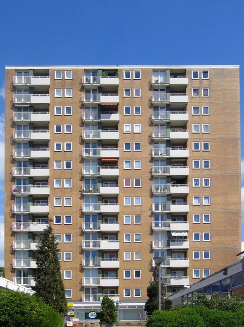 The 14-storey high-rise building before the energy renovation.