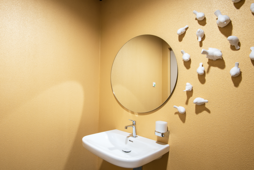 The painting team designed the washrooms to be both aesthetically pleasing and durable. Using Creativ Lucento and 2K-Aqua Silk Matt Enamel, they created golden surfaces that are protected against spray water.