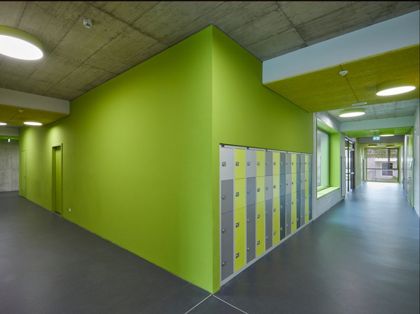 Yellow and green accents in the corridors indicate entrances and lockers.