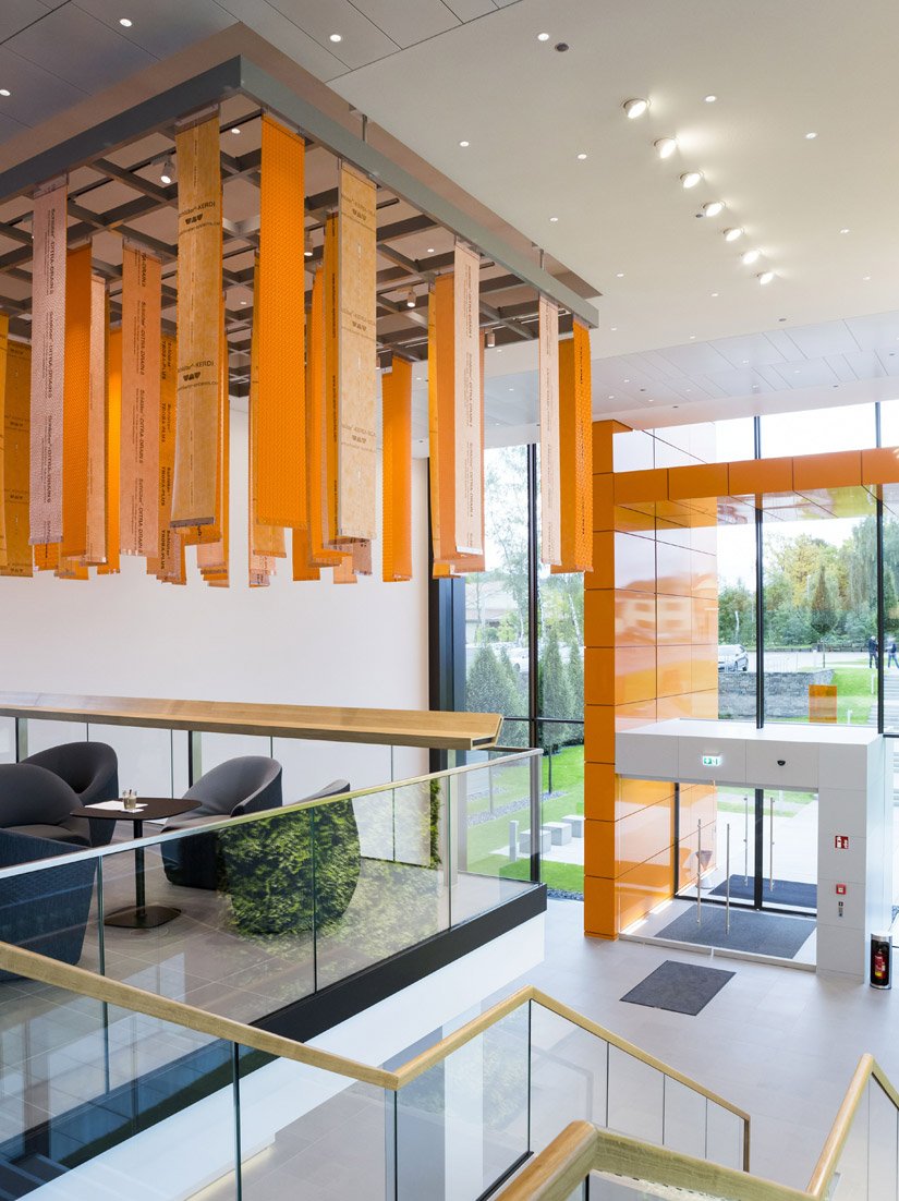 Die Unternehmensfarbe Orange findet sich an vielen Stellen im Gebäude wieder.