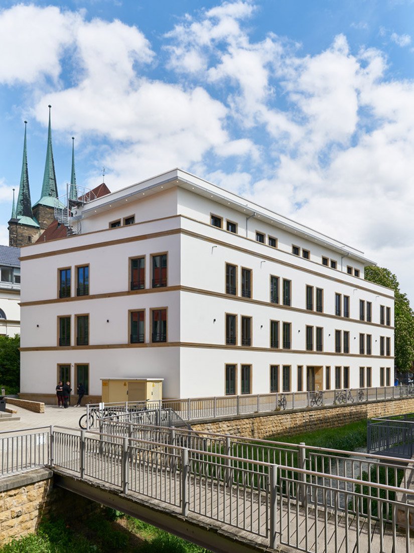 The reconstruction of the office building in the immediate vicinity of Erfurt’s Mariendom Cathedral is the cornerstone of the renovations in the former industrial area of the city, Brühl.