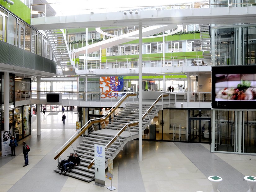 The imposing entrance hall has the charm of a modern shopping center – it makes you want to discover everything.