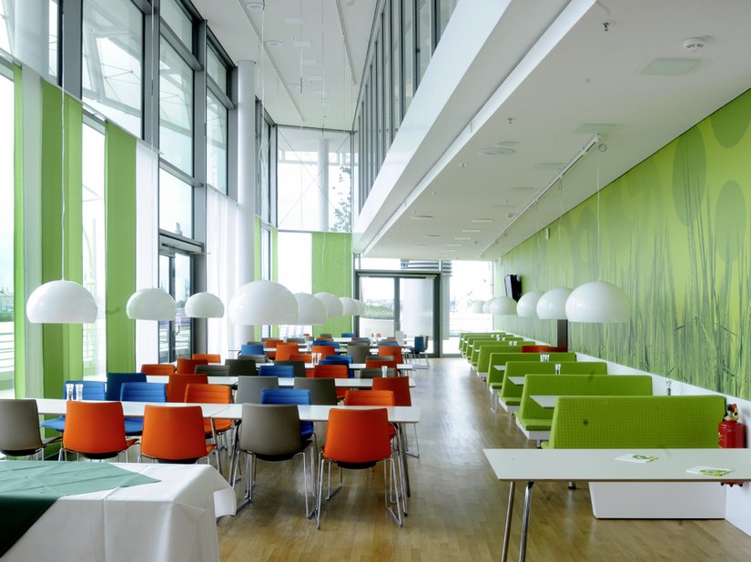 The communal areas in the Unilever building impress with their colorfulness.