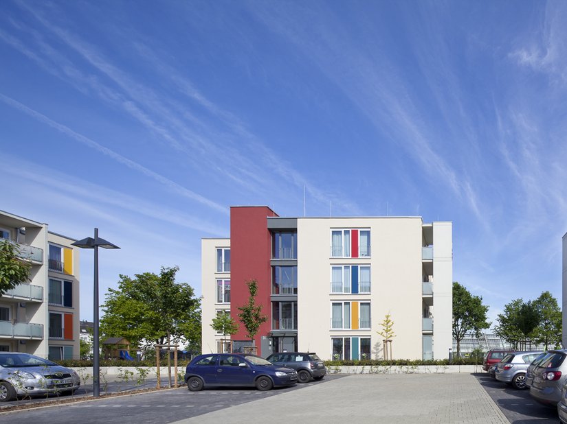 “To fit with the nuance of an adjoining listed building to the north, we designed the four apartment blocks in render and in the identical sand-tone base color”, explains Brillux color designer Doris Weegen.