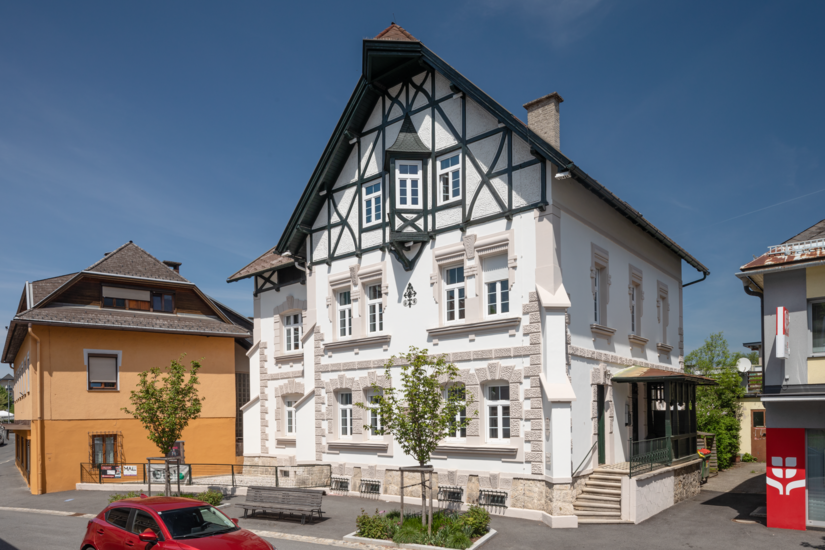 A stylish listed facade in white and beige: this is the result of the renovation work carried out by MALmir OG for the &ldquo;Alte Apotheke&rdquo; pharmacy on the market square in Ferlach. Silicate products from Brillux such as Extrasil were used for the coating.