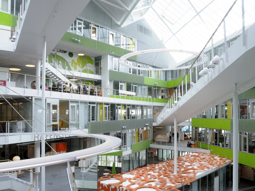 There are meeting points set up over multiple floors – all with a connection to the atrium.