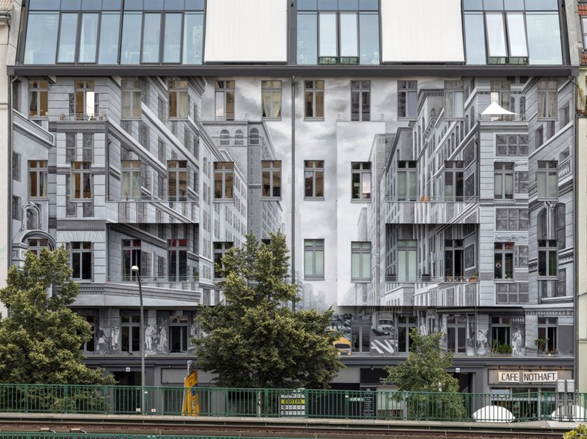 The optical illusion painted on the facade of the Schönhauser Allee 43a/44 residential building is guaranteed to catch the eye.