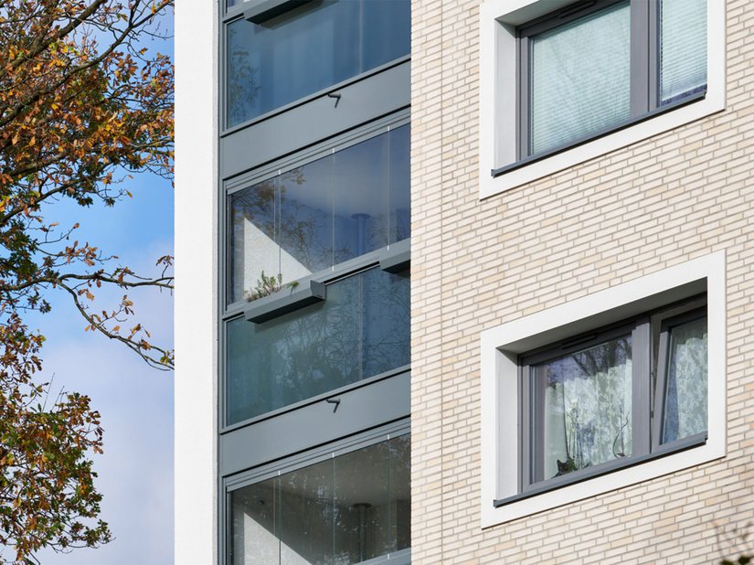 The juxtaposition between listels and rendered facade reinforces the cube forms of the existing building.
Photo © Markus Tollhopf