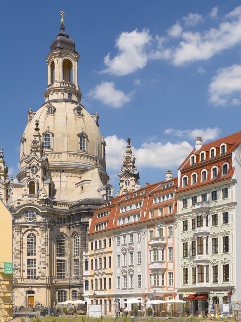 Impressive perspectives: Quartier II joins the Frauenkirche directly on the east side. This picture shows the harmonious visual axis on the magnificent sacred baroque building viewed from Rampische Straße.
