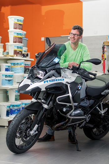 <p>Master painter Thomas Kämpflein relaxes most in his BMW GS Adventure</p>