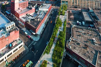 <p>The old railway track had long been destined for demolition, when the citizen’s initiative "Friends of the High Line" rescued it. With success. Today, it is one New York’s most popular tourist attractions.</p>