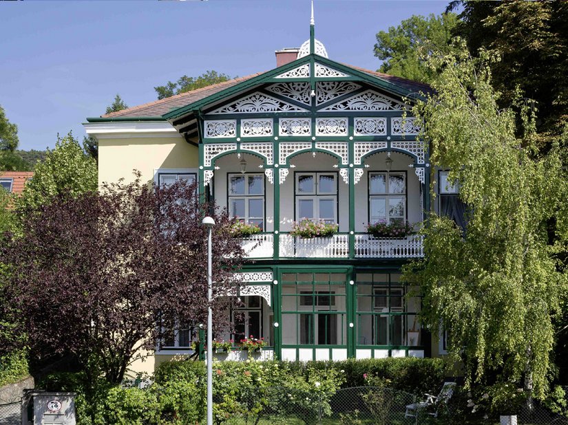 The object is a villa dating back to the 19th century.