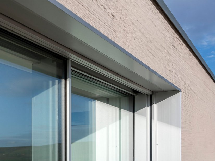 All brown, white and gray tones used in the facades and connecting profiles were chosen extremely well.
Photo: ©Johannes Marburg, Geneva