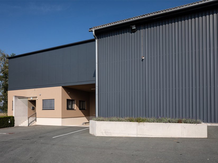 <p>The company's desired color shades for the roughly 1,000 square meters were anthracite and gray beige</p>