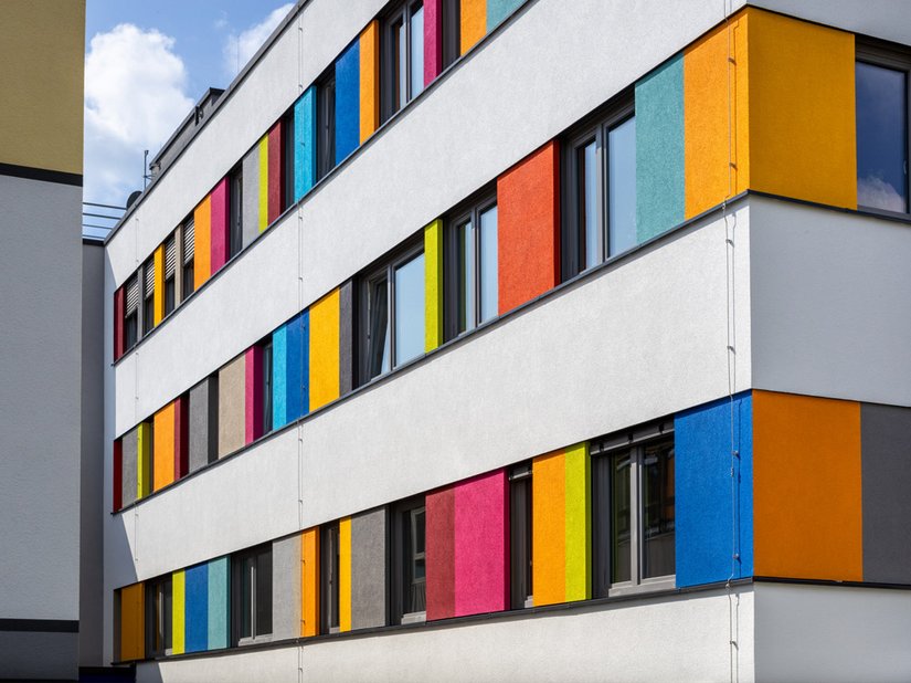 The cheerful, colorful color scheme turns the new building insulated with the ETIC System MW Top into a “counseling base” without giving the building a gaudy appearance.