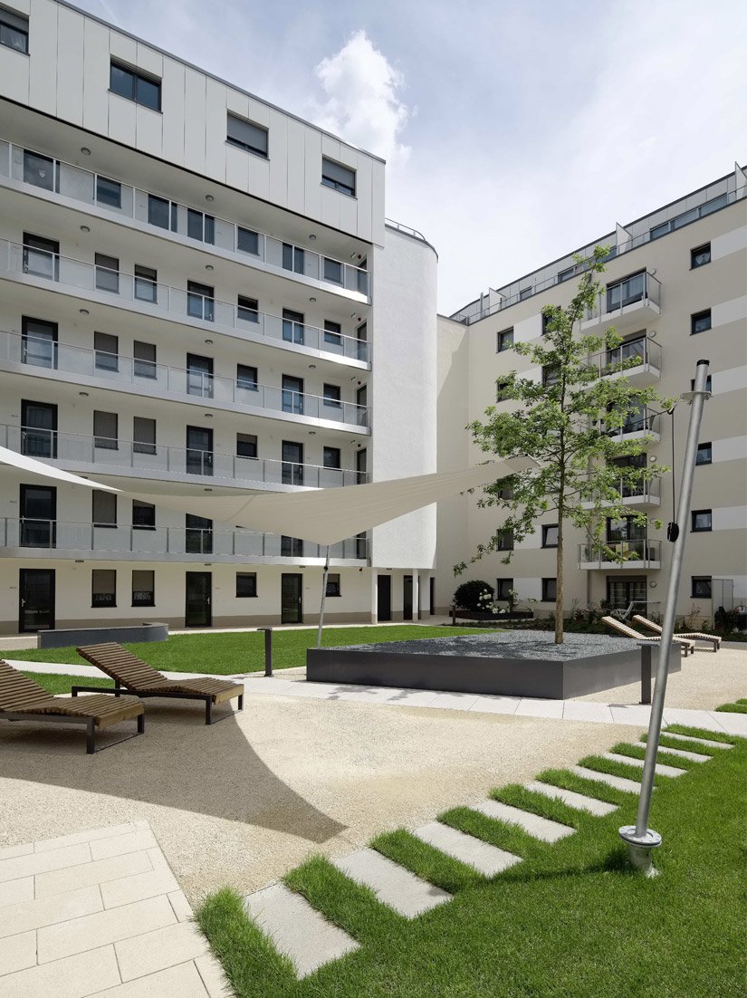 Bright and sunny: With seating areas covered with awnings, the park-like courtyard invites you to relax.