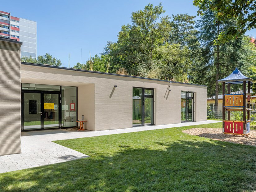 The new extension complements the ensemble of church, rectory and existing kindergarten.