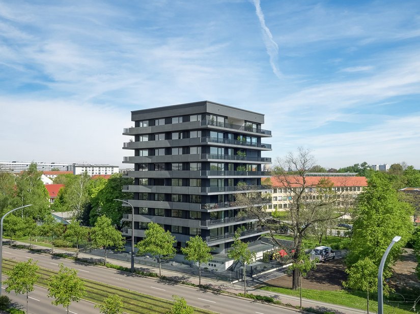 The floating facade and the black outer make the house a distinctive urban reference point.