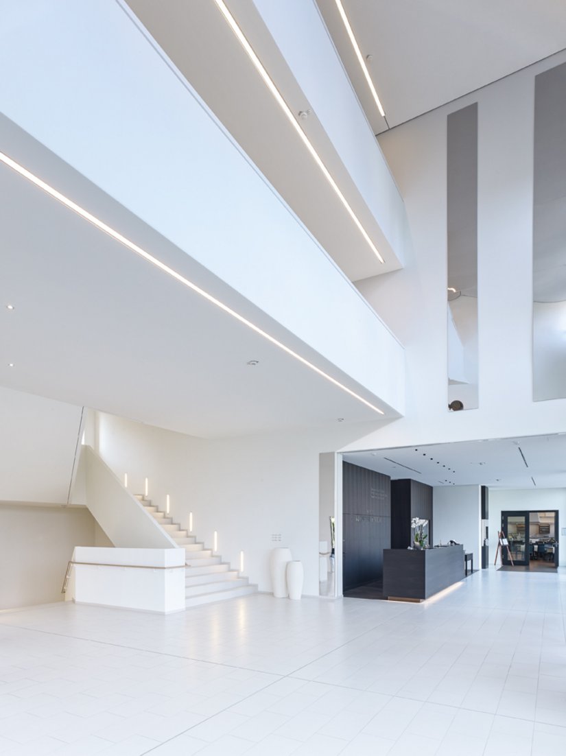 The enormous entrance area shines in pure white and fits with the design concept of the overall building.