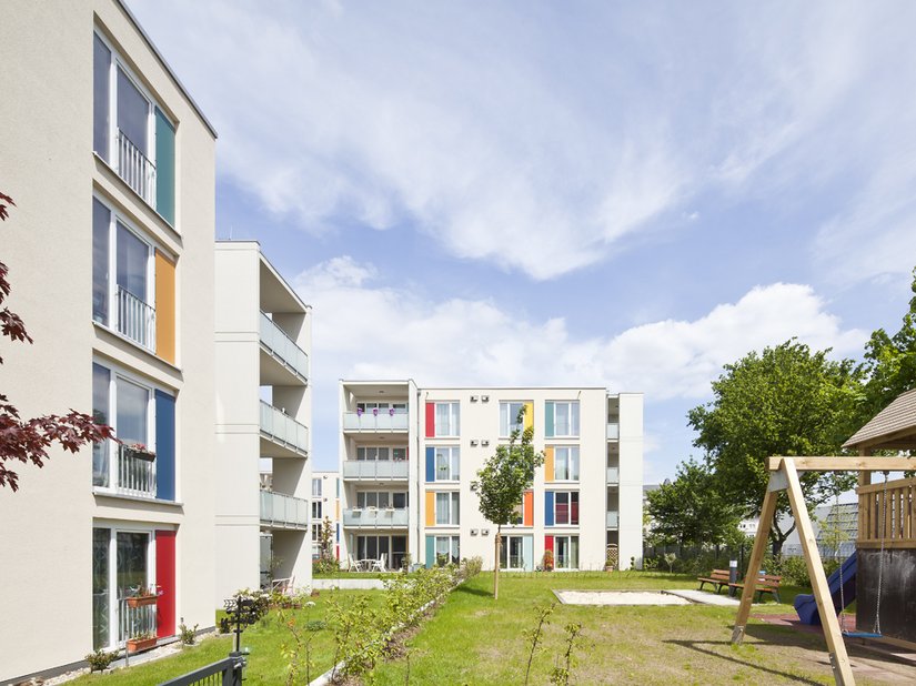 <p>A total of 56 units with a garden or large balconies, between 45 and 82 m² in size, form the Rheinelbestraße residential park in four four-storey apartment buildings.</p>