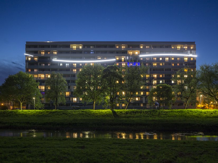 To ensure that the proximity to the sea is visible far beyond the city borders even at night, an LED strip that switches on at dusk marks the edge of the water.