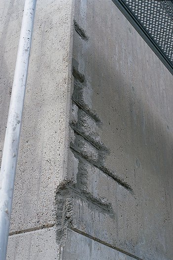 <p>Fractured concrete areas: In the event of corrosion on the reinforced concrete, it must be professionally stripped and derusted.</p>