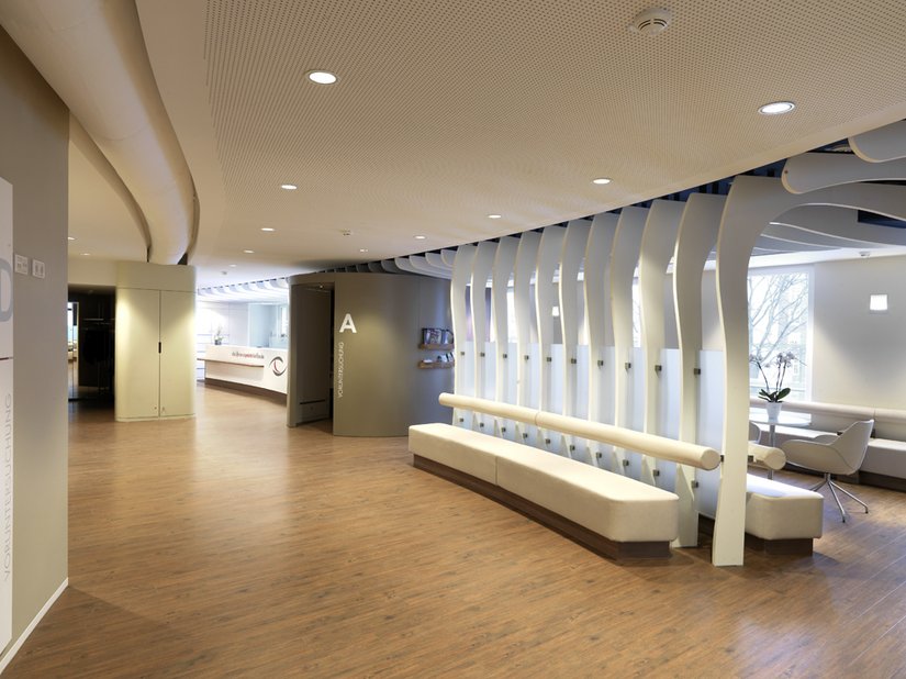 <p>The room structure accompanies the patients into the public areas and leads to the preliminary examination booths arranged freely in the room.</p>