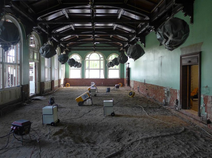 Before screed and plaster could be applied and new heating systems installed, the rooms first had to be dried out.