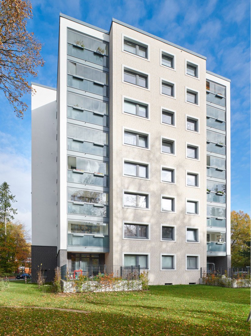 The renovation of the residential tower from the 1960s at Kiwittsmoor 32 in Hamburg-Langenhorn is a successful and hopefully exemplary project of transformation.
Photo © Markus Tollhopf