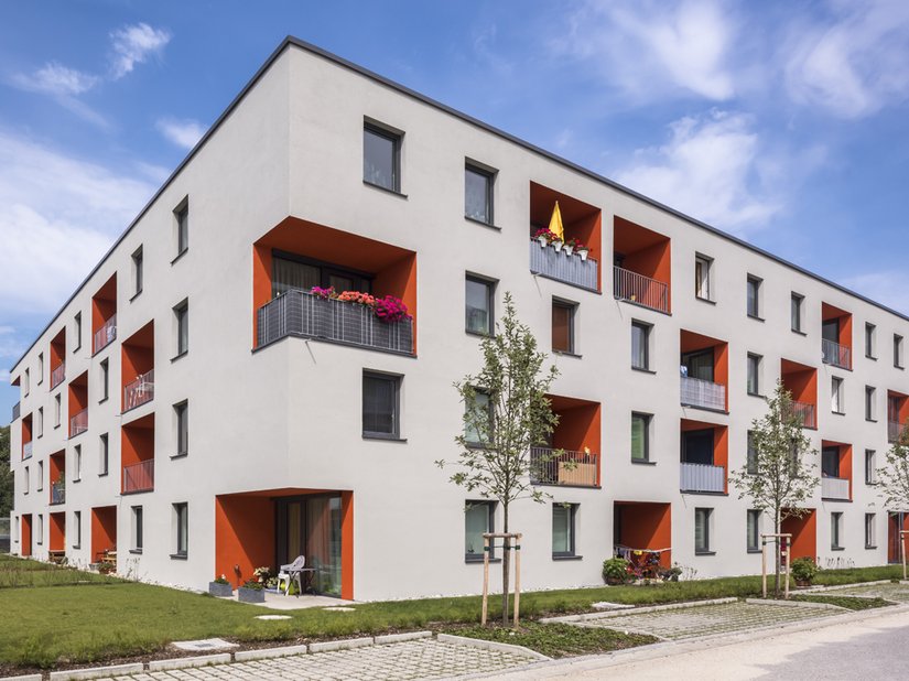 A geometrically simple, clearly economical multi-storey residential building only attracts attention and exudes quality through skilled use of color coding.