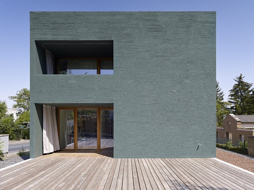 <p>In addition to the colorfulness, the special quality of the facade design lies in a re-interpretation of the facade green.</p>