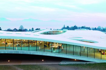 <p>&nbsp;Gentle&nbsp;slopes and terraces replace levels and staircases in the light-flooded building.<br><br></p>