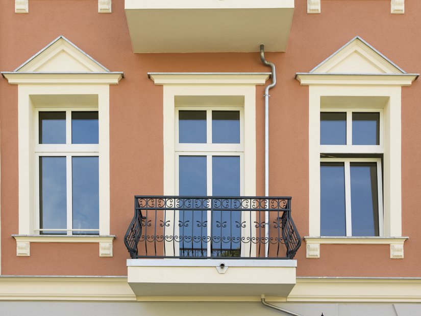 The balconies were fitted with metal railings in a suitable style.