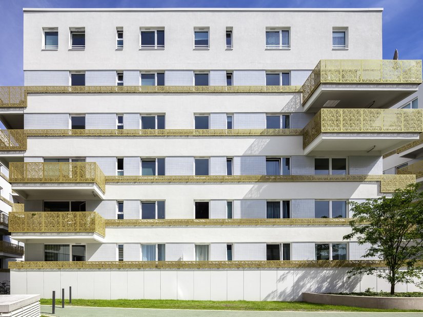 The accent strips made from pixel-like cut-out golden sheet metal – some higher than the balcony parapet, some narrower than the window parapet - give the building an inviting appearance.