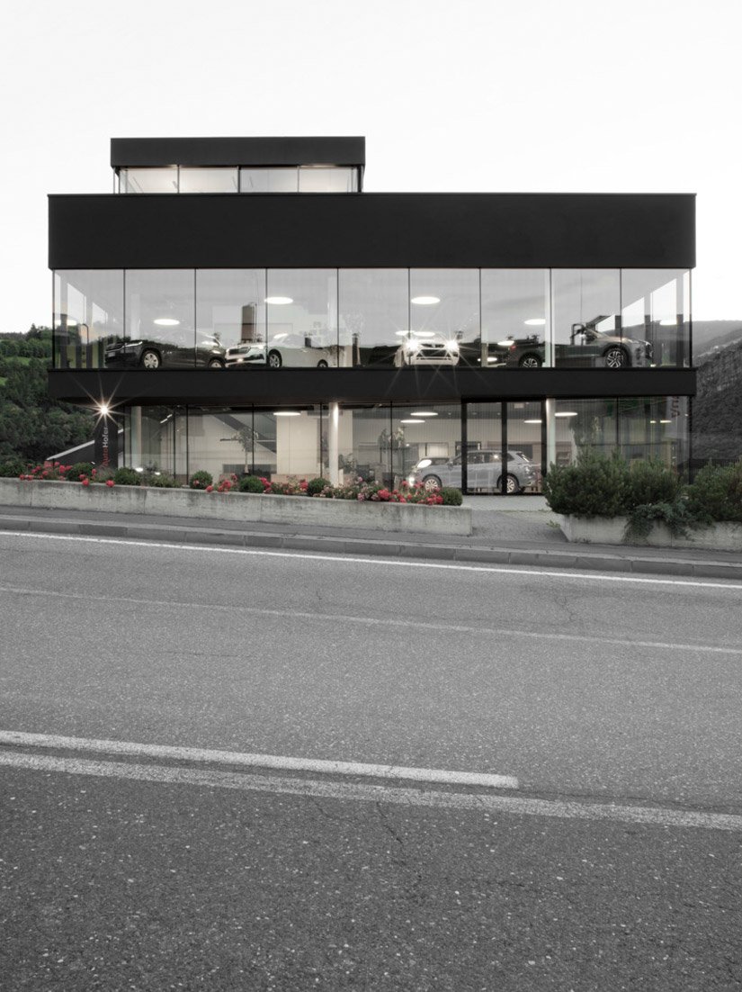 <p>The building underlines its striking appearance with large glass fronts and a monochrome color scheme in dark anthracite.</p>