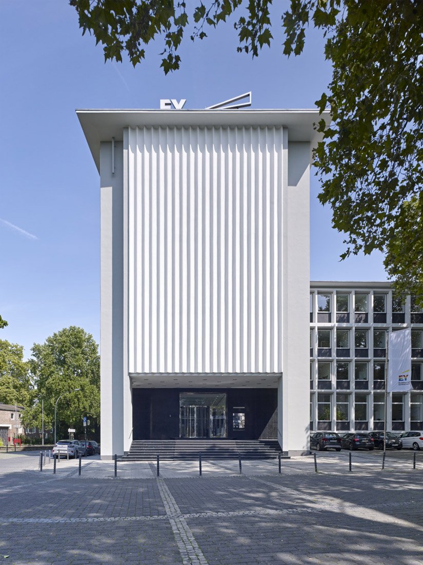 The office building at Börsenplatz 1 in Cologne was designed by the architect Wilhelm Riphahn in 1952.