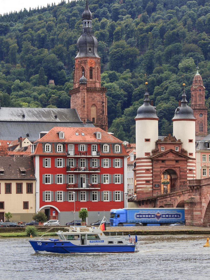 The old school building fits subtly, yet attractively in the “postcard motif”.